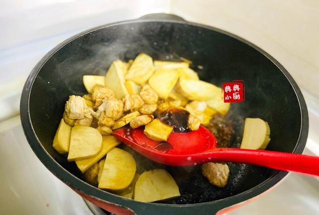 想吃素鸡的时候，用肉红烧着吃也是非常好吃的，营养丰富