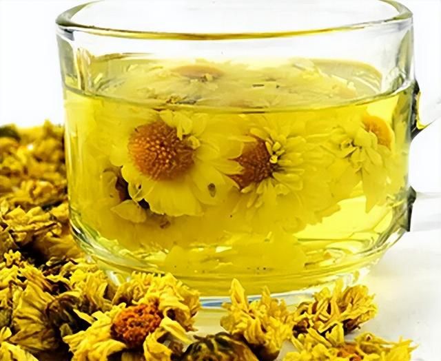 在夏季菊花茶是人们的最爱，那么菊花茶的功效还有哪些？