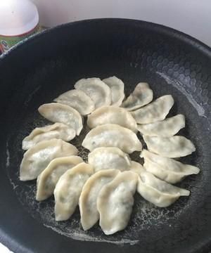 饺子怎么煎好吃又简单,冷冻饺子怎么煎好吃图9