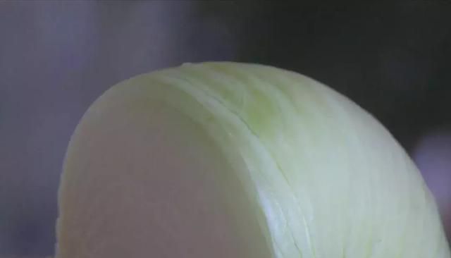 用洋葱擦皮鞋你试过吗？效果是真的不错