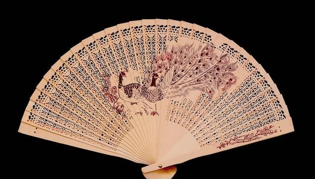 白鲜皮，治皮肤病为主的，湿疹、湿疮、阴痒阴肿等，擅长治痒