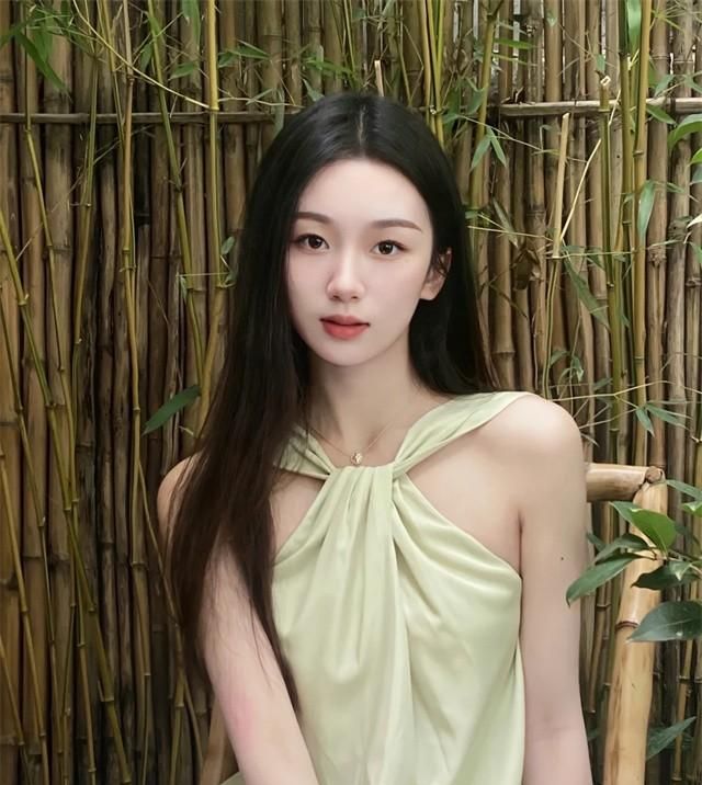 女生不管出门多热，尽量化淡妆，教你这4步，精致、好看又不脱妆
