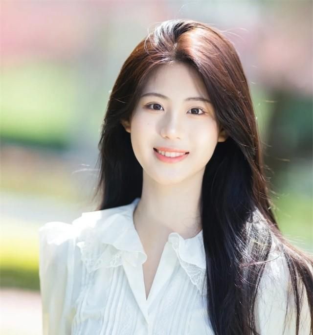 女生不管出门多热，尽量化淡妆，教你这4步，精致、好看又不脱妆