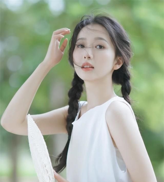 女生不管出门多热，尽量化淡妆，教你这4步，精致、好看又不脱妆