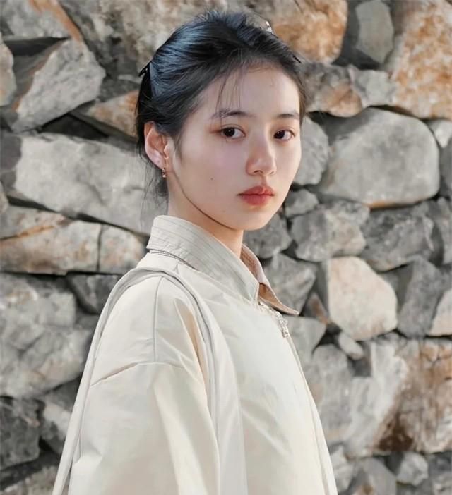 女生不管出门多热，尽量化淡妆，教你这4步，精致、好看又不脱妆