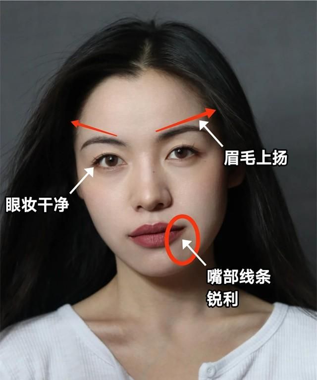 女生不管出门多热，尽量化淡妆，教你这4步，精致、好看又不脱妆