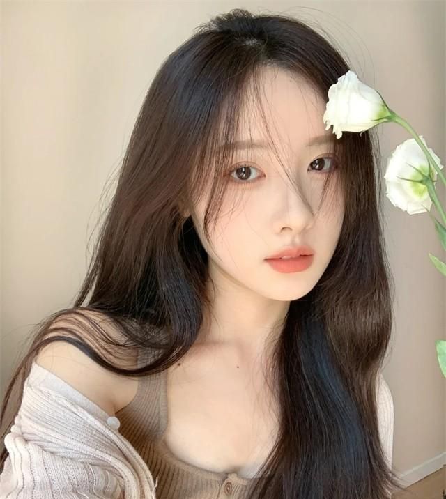 女生不管出门多热，尽量化淡妆，教你这4步，精致、好看又不脱妆
