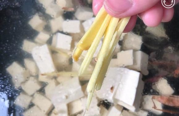 海蛎豆腐汤正确做法，看闽南人家常做法，鲜美清甜，吃不腻家乡味