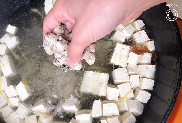 海蛎豆腐汤正确做法，看闽南人家常做法，鲜美清甜，吃不腻家乡味