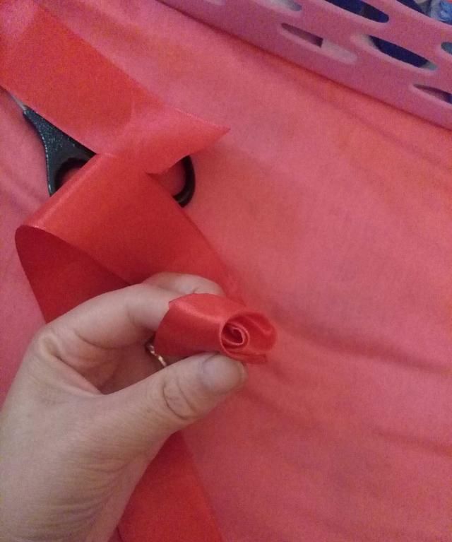 手工达人教你用丝带编织玫瑰手捧花，简单又实惠