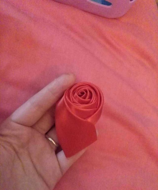 手工达人教你用丝带编织玫瑰手捧花，简单又实惠