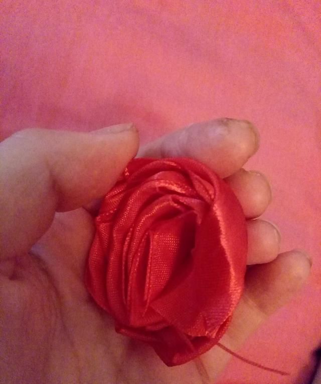 手工达人教你用丝带编织玫瑰手捧花，简单又实惠
