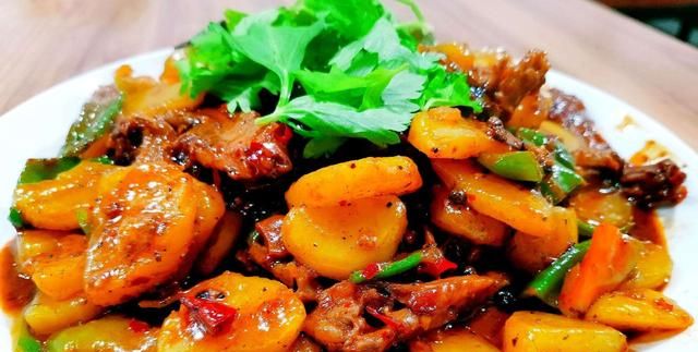 土豆焖鸭肉怎么做好吃呢(鸭肉焖土豆的正宗做法)图5