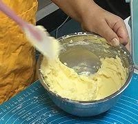 如何制作流心奶黄月饼(自制奶香四溢的奶黄月饼)图3