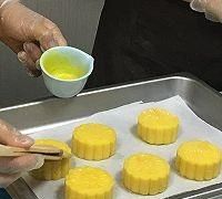 如何制作流心奶黄月饼(自制奶香四溢的奶黄月饼)图4