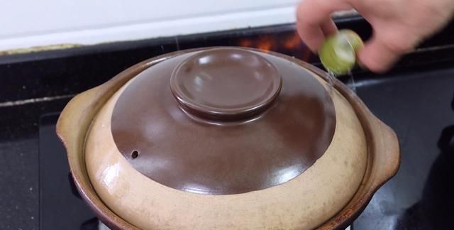 广式鸡煲？别老一套做了，过节待客这样做一锅，香飘2条街真好吃