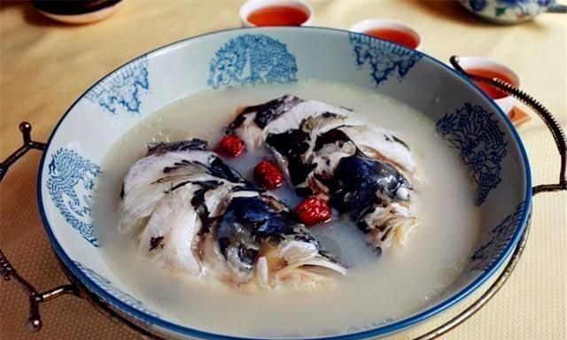 天麻鱼头汤的正确食用方法(鱼头天麻汤还放点什么)图2