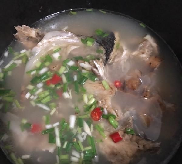天麻鱼头汤的正确食用方法(鱼头天麻汤还放点什么)图3