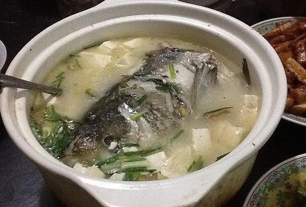 天麻鱼头汤的正确食用方法(鱼头天麻汤还放点什么)图4