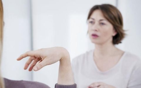 偏执型精神病的早期有哪些症状,偏执型精神病早期症状