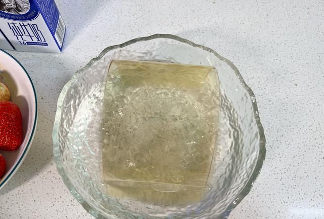 两盒牛奶几颗草莓，这款漂亮的布丁也太简单了吧！有手就会，收藏