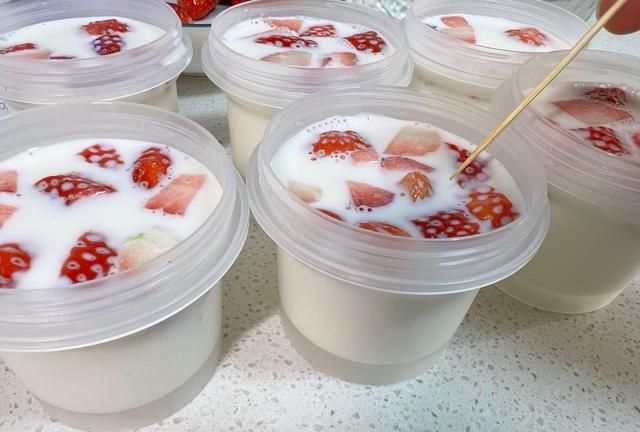 两盒牛奶几颗草莓，这款漂亮的布丁也太简单了吧！有手就会，收藏