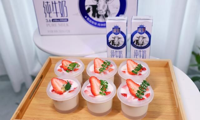 两盒牛奶几颗草莓，这款漂亮的布丁也太简单了吧！有手就会，收藏