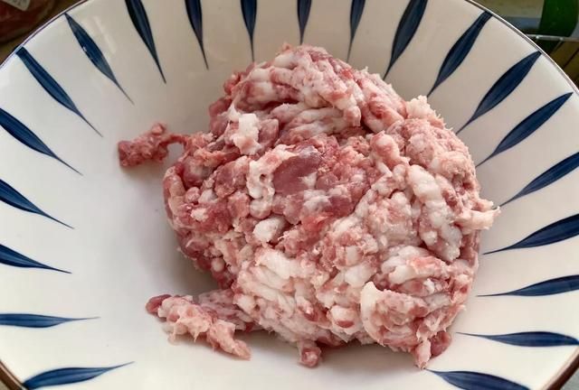 教你羊肉拌馅小窍门，记住3不放2不忘，馅料鲜嫩多汁，不腥不膻
