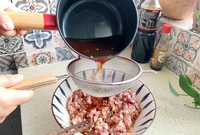 教你羊肉拌馅小窍门，记住3不放2不忘，馅料鲜嫩多汁，不腥不膻