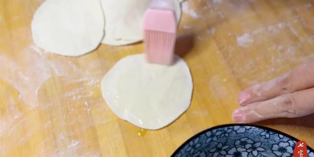 春分吃春卷，10分钟教你做36张春卷皮，柔软又筋道，好吃又简单