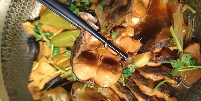 家常秘制炖草鱼，肉质鲜嫩肥美，寓意年年有余，团圆节不比可少