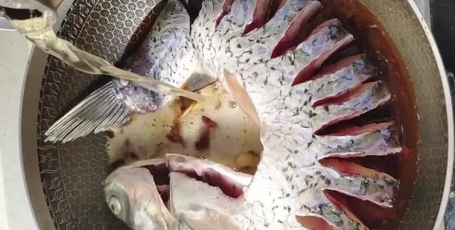 家常秘制炖草鱼，肉质鲜嫩肥美，寓意年年有余，团圆节不比可少