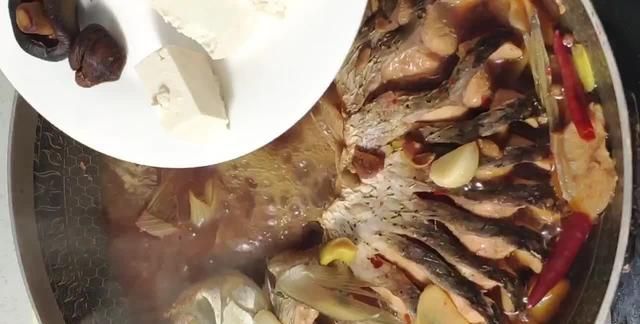 家常秘制炖草鱼，肉质鲜嫩肥美，寓意年年有余，团圆节不比可少