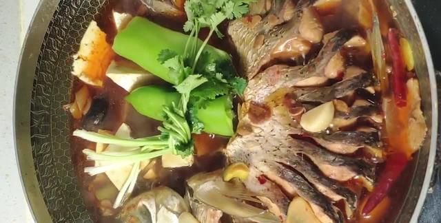 家常秘制炖草鱼，肉质鲜嫩肥美，寓意年年有余，团圆节不比可少