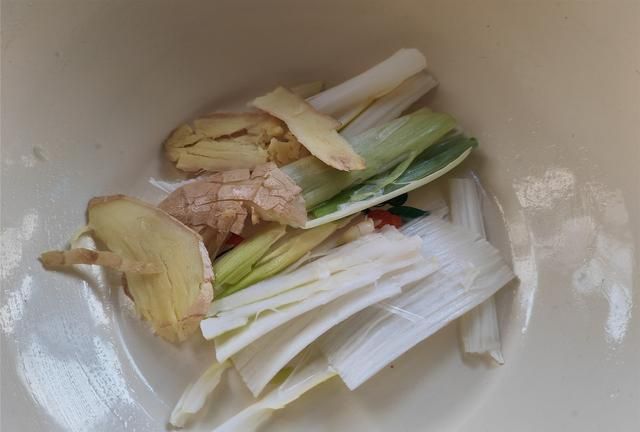 小鱼怎样炸好吃？教你小技巧，炸得金黄香酥入味又不腥，吃着真香