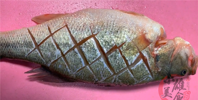 清蒸鱼要蒸多久？20年大厨分享正确蒸鲈鱼的时间，肉质鲜嫩无腥味