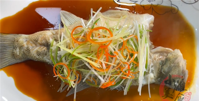 清蒸鱼要蒸多久？20年大厨分享正确蒸鲈鱼的时间，肉质鲜嫩无腥味