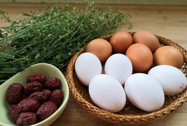 每年三月三，我都会用荠菜煮鸡蛋，人称“赛灵丹”，好运一整年