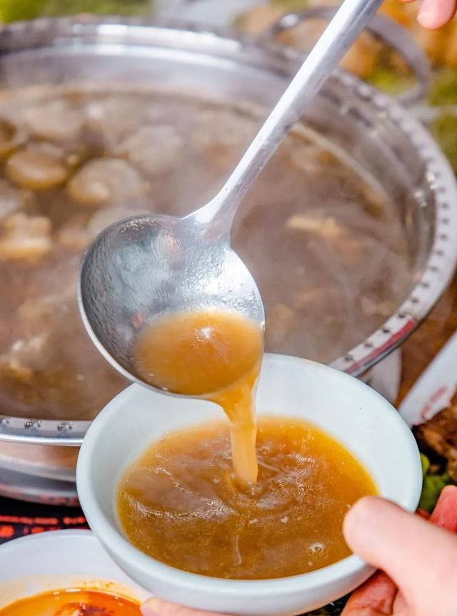 用百年技艺吊出来的养气牛肉锅，撞进襄阳人心坎的泉州味道