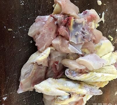 一碗甘甜的汤：榴莲壳炖土鸡