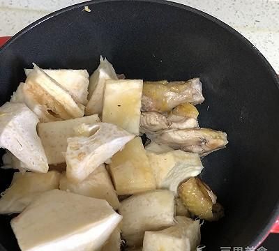 一碗甘甜的汤：榴莲壳炖土鸡