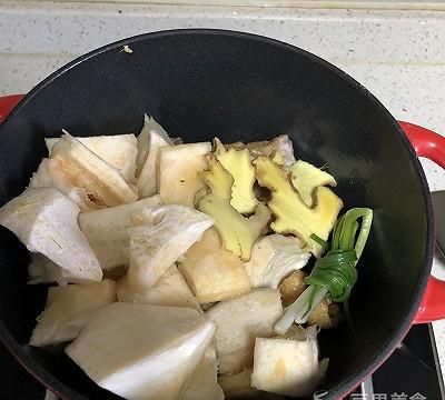 一碗甘甜的汤：榴莲壳炖土鸡