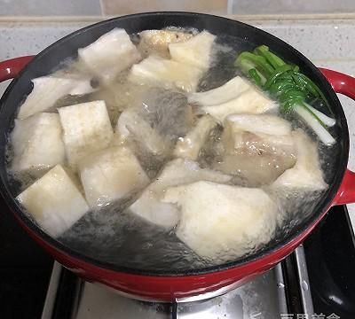 一碗甘甜的汤：榴莲壳炖土鸡