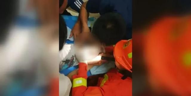 海口三岁男童贪玩，下体被蚊帐拉链“咬住”，120求助119