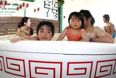 网友：好尴尬！日本泡温泉必须全裸，还男女混浴？