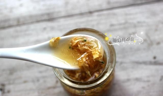 金银花不用晒干，这样和蜂蜜搭配，一年到头常喝，比单纯的蜂蜜好