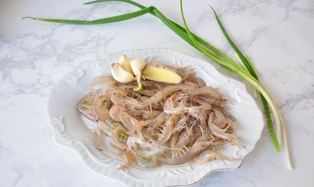 鲜活小虾的做法，不用油炸不煮汤，少油清淡吃不腻，现在吃正当时