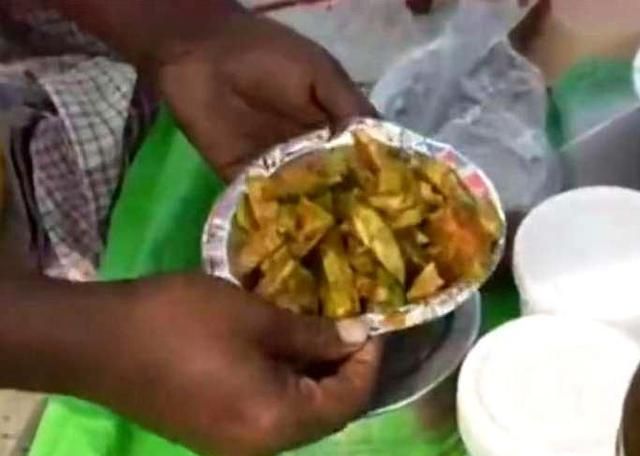印度人吃番石榴，切碎狂倒“一半碗”调料！这次已无力吐槽
