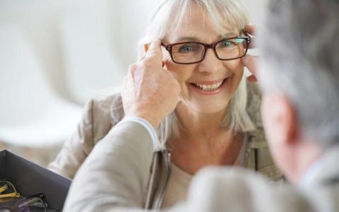 眼睛视力多少算正常值(眼睛睁不开视力正常)