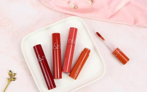 唇釉和唇膏怎么结合使用(唇膏口红唇釉可以带上飞机吗)